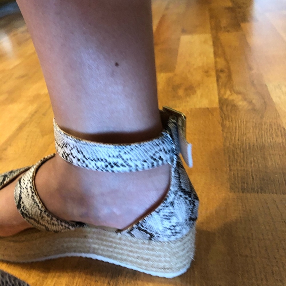 Cute print shoes!  Nice comfy wedge size - Picture 2 of 6